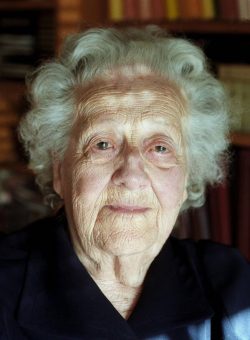 PORTRAIT-GERMAINE TILLION l'Ècrivain, ethnographe et ancienne rÈsistante Germaine Tillion pose pour le photographe devant sa bibliothËque, le 22 novembre 2000 ‡ son domicile de Saint-MandÈ, quelques jours aprËs avoir signÈ un appel ‡ la condamnation de la torture durant la guerre d'AlgÈrie.